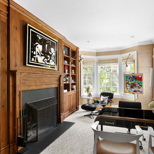 Mittelgroßes Klassisches Arbeitszimmer mit Teppichboden, Kamin, freistehendem Schreibtisch, Tapetenwänden, beiger Wandfarbe und grauem Boden in New York