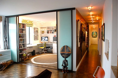 ニューヨークにあるコンテンポラリースタイルのおしゃれなホームオフィス・書斎の写真