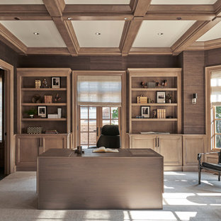 Inspiration pour un bureau traditionnel avec un mur marron, moquette, aucune cheminée, un bureau indépendant et un sol gris.