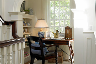 Ejemplo de despacho tradicional pequeño con paredes blancas, escritorio independiente y suelo de madera oscura