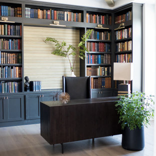 Inspiration för ett mellanstort vintage arbetsrum, med ett bibliotek, mörkt trägolv och ett fristående skrivbord