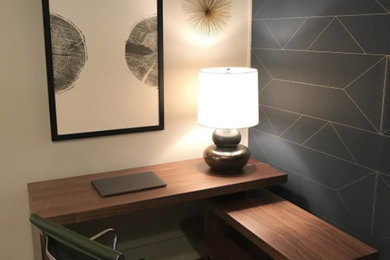 Foto de despacho contemporáneo de tamaño medio sin chimenea con paredes grises, suelo de madera oscura, escritorio independiente y suelo marrón