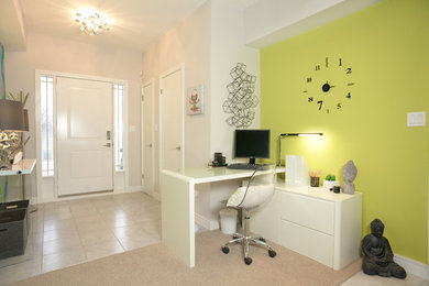 トロントにある小さなコンテンポラリースタイルのおしゃれな書斎 (緑の壁、セラミックタイルの床、自立型机、白い床) の写真
