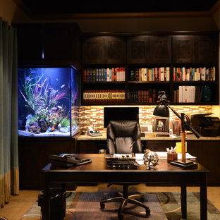 Großes Klassisches Arbeitszimmer ohne Kamin mit Arbeitsplatz, beiger Wandfarbe, Travertin, freistehendem Schreibtisch und braunem Boden in Dallas