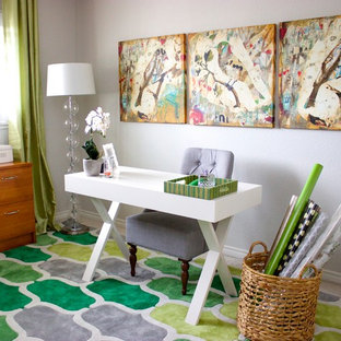 Mittelgroßes Modernes Nähzimmer mit grauer Wandfarbe, freistehendem Schreibtisch und grünem Boden in Los Angeles