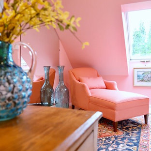 Idéer för att renovera ett vintage arbetsrum, med rosa väggar och ett fristående skrivbord