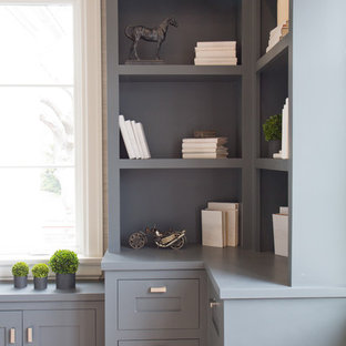 Inspiration för ett stort lantligt hemmabibliotek, med beige väggar, ljust trägolv och ett fristående skrivbord