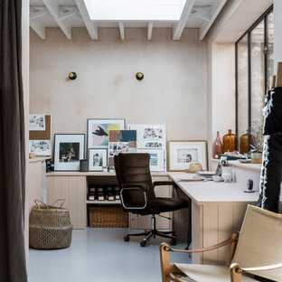Industrial Arbeitszimmer ohne Kamin mit Betonboden, Einbau-Schreibtisch, grauem Boden, Studio und rosa Wandfarbe in London