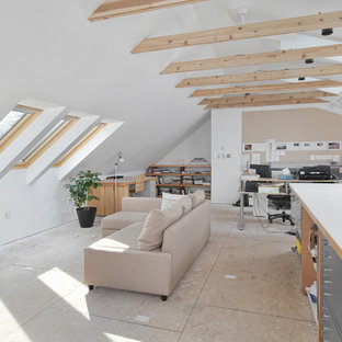 Exempel på ett stort modernt hemmastudio, med vita väggar, plywoodgolv och ett fristående skrivbord