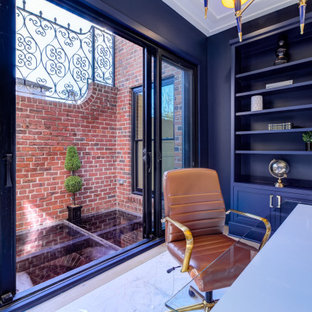 Inspiration pour un bureau traditionnel en bois de taille moyenne avec un mur bleu, un sol en marbre, un bureau indépendant et un plafond en bois.