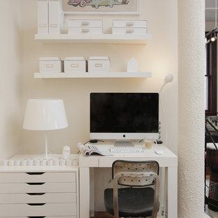 Inspiration för ett eklektiskt arbetsrum, med beige väggar, mellanmörkt trägolv, ett fristående skrivbord och brunt golv