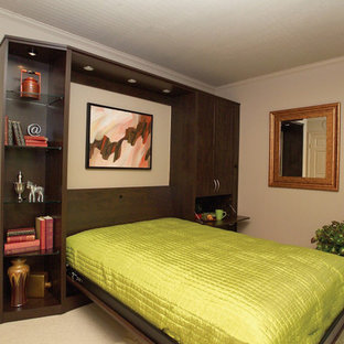 Ispirazione per un piccolo studio design con pareti beige, moquette, nessun camino e pavimento beige