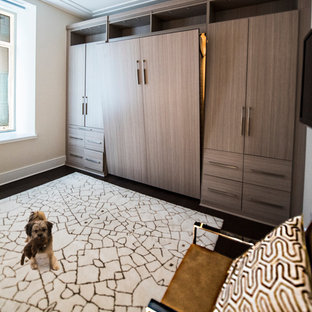 Idéer för ett mellanstort modernt arbetsrum, med beige väggar och mörkt trägolv