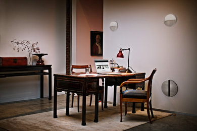 Ejemplo de despacho moderno pequeño con paredes blancas y escritorio independiente