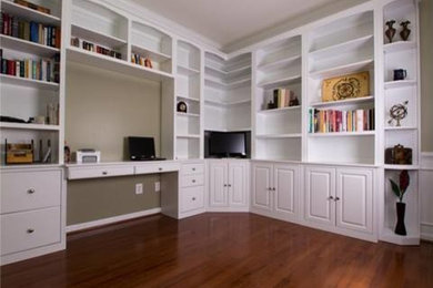 Design ideas for a traditional home office in Burlington.
