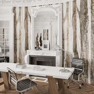 Großes Modernes Arbeitszimmer mit Arbeitsplatz, bunten Wänden, dunklem Holzboden, Kamin, Kaminumrandung aus Beton, freistehendem Schreibtisch und braunem Boden in New York
