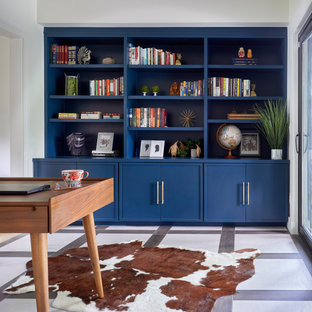 Foto di uno studio scandinavo di medie dimensioni con pareti bianche, pavimento in gres porcellanato, scrivania autoportante e pavimento multicolore