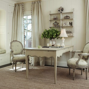Bild på ett shabby chic-inspirerat arbetsrum, med vita väggar, heltäckningsmatta och ett fristående skrivbord