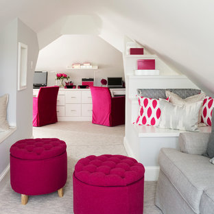 Idéer för att renovera ett mellanstort shabby chic-inspirerat hemmabibliotek, med grå väggar, heltäckningsmatta, ett inbyggt skrivbord och grått golv