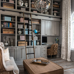 Idéer för ett mellanstort shabby chic-inspirerat arbetsrum, med ett bibliotek, mörkt trägolv och grått golv