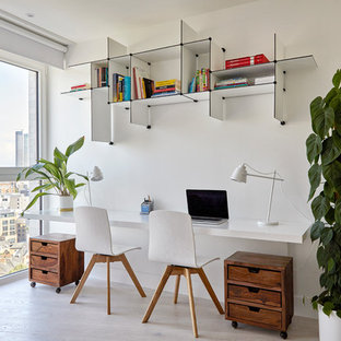 Nordisches Arbeitszimmer mit Arbeitsplatz, weißer Wandfarbe, hellem Holzboden, Einbau-Schreibtisch und beigem Boden in London