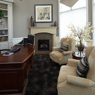 75+ Arbeitszimmer mit Eckkamin und gefliester Kaminumrandung Ideen