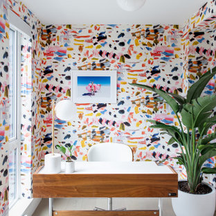 Idées déco pour un bureau contemporain avec un mur multicolore, un sol en bois clair, un bureau indépendant, un sol beige et du papier peint.