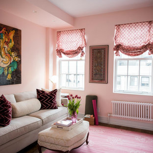 Idée de décoration pour un bureau style shabby chic de taille moyenne avec un mur rose, moquette et un sol rose.