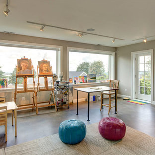 Klassisches Arbeitszimmer mit Betonboden und Studio in Portland