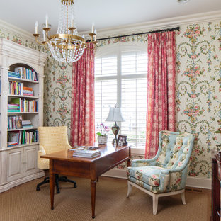 Shabby-Style Arbeitszimmer mit Arbeitsplatz, bunten Wänden und freistehendem Schreibtisch in Sonstige