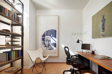 シカゴにあるコンテンポラリースタイルのおしゃれなホームオフィス・書斎 (白い壁、自立型机) の写真