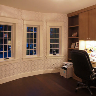Foto di un ufficio american style di medie dimensioni con pareti multicolore, parquet scuro e scrivania incassata