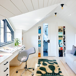Modernes Arbeitszimmer mit weißer Wandfarbe, hellem Holzboden, Einbau-Schreibtisch, gewölbter Decke, Holzdielendecke und beigem Boden in San Francisco