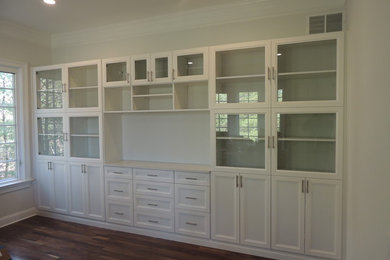 Example of a mid-sized transitional home office library design in Philadelphia