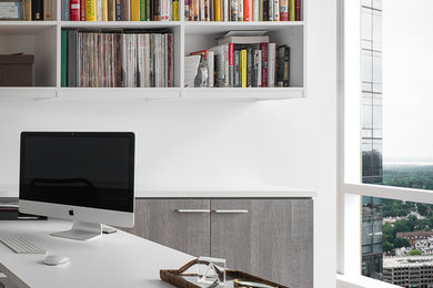 Diseño de despacho minimalista extra grande con escritorio empotrado y paredes blancas
