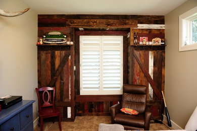 ソルトレイクシティにある中くらいなラスティックスタイルのおしゃれなホームオフィス・書斎 (ベージュの壁、カーペット敷き、暖炉なし、茶色い床) の写真