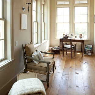 Inspiration för rustika arbetsrum, med beige väggar och brunt golv