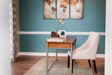 Mittelgroßes Klassisches Lesezimmer ohne Kamin mit blauer Wandfarbe, braunem Holzboden und freistehendem Schreibtisch in Atlanta