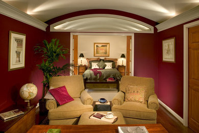 Imagen de despacho tradicional de tamaño medio sin chimenea con paredes rojas, suelo de madera en tonos medios y escritorio independiente