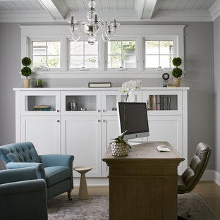 Inspiration pour un bureau traditionnel avec un mur gris, aucune cheminée, un bureau indépendant et un plafond à caissons.