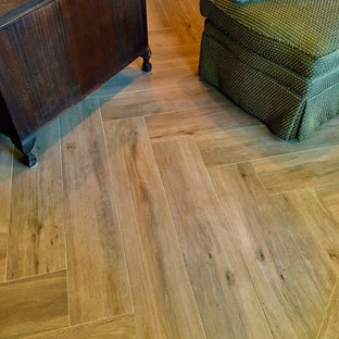 Esempio di uno studio classico con pavimento con piastrelle in ceramica e scrivania autoportante