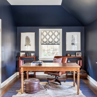 Cette image montre un bureau marin avec un mur bleu, un sol en bois foncé, un bureau indépendant, un sol marron et un plafond voûté.