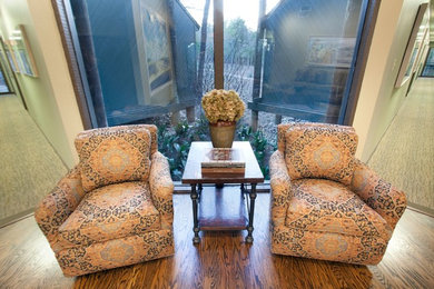 オースティンにある中くらいなトラディショナルスタイルのおしゃれなホームオフィス・書斎 (茶色い壁、茶色い床) の写真