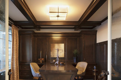 Imagen de despacho clásico grande sin chimenea con paredes beige y escritorio empotrado