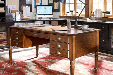 Foto de despacho clásico de tamaño medio con paredes blancas, suelo de madera en tonos medios y escritorio independiente