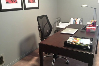 На фото: кабинет среднего размера с отдельно стоящим рабочим столом с