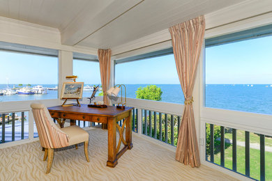 マイアミにある高級な広いビーチスタイルのおしゃれなホームオフィス・書斎 (自立型机、カーペット敷き、白い壁、暖炉なし) の写真