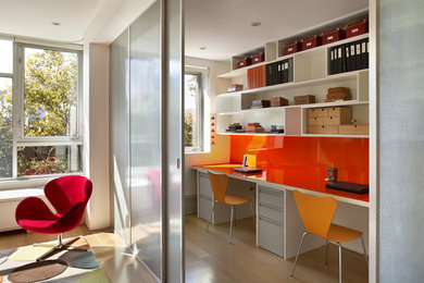 Источник вдохновения для домашнего уюта: кабинет в современном стиле с белыми стенами