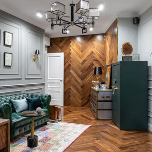 Diseño de despacho clásico renovado con suelo de madera en tonos medios y suelo marrón