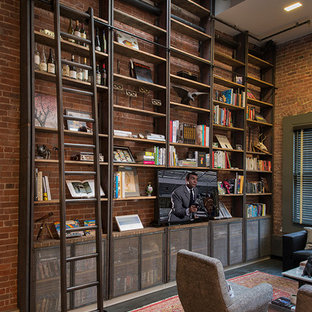 Imagen de cine en casa cerrado, industrial, extra grande, con paredes marrones, suelo de madera oscura y pared multimedia